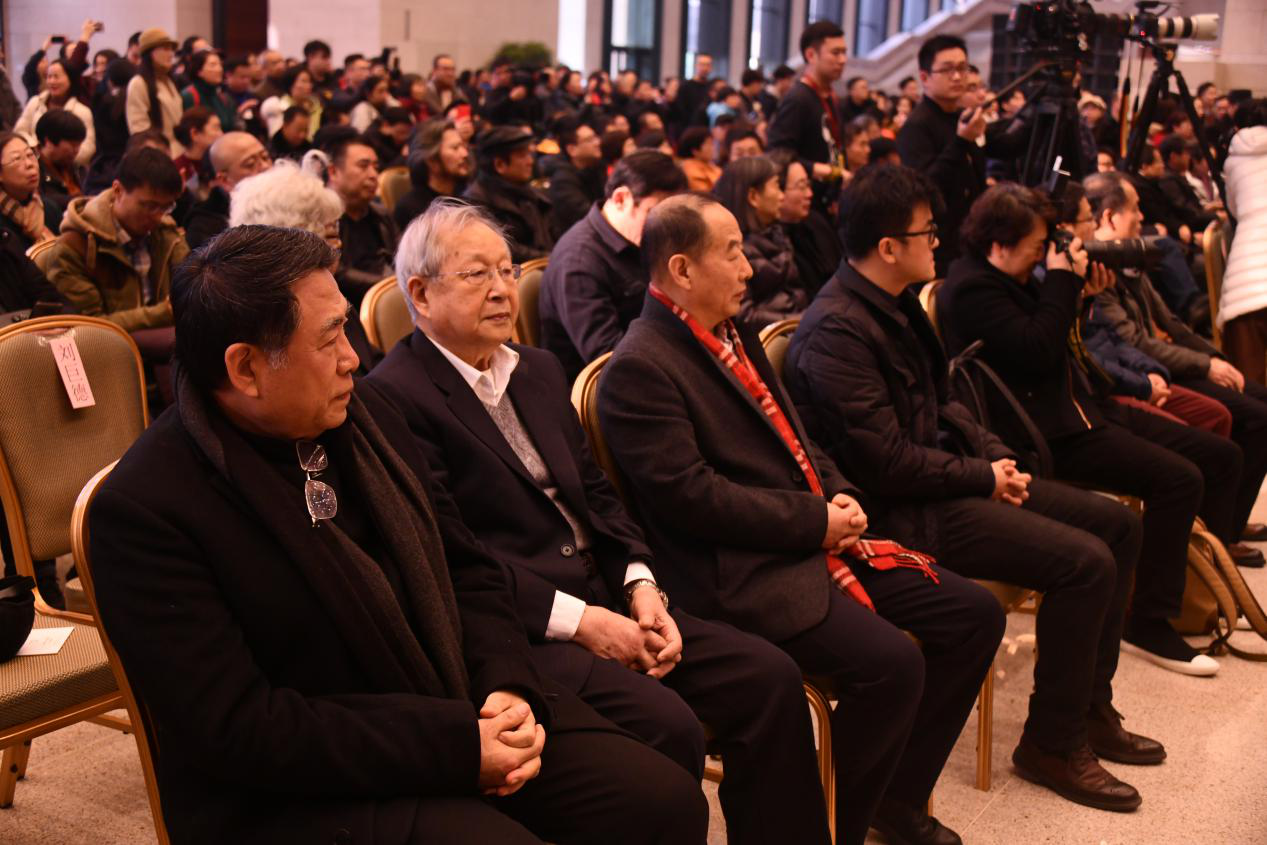 （韓玉臣與張文新老師、中國藝術研究院油畫院院長楊飛云在開幕式上）