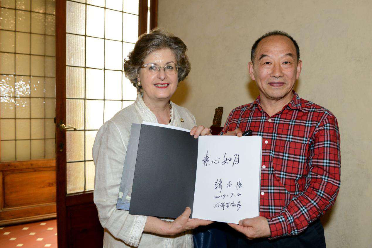 （韓玉臣與意大利藝術研究院院長克麗絲蒂娜在一起）