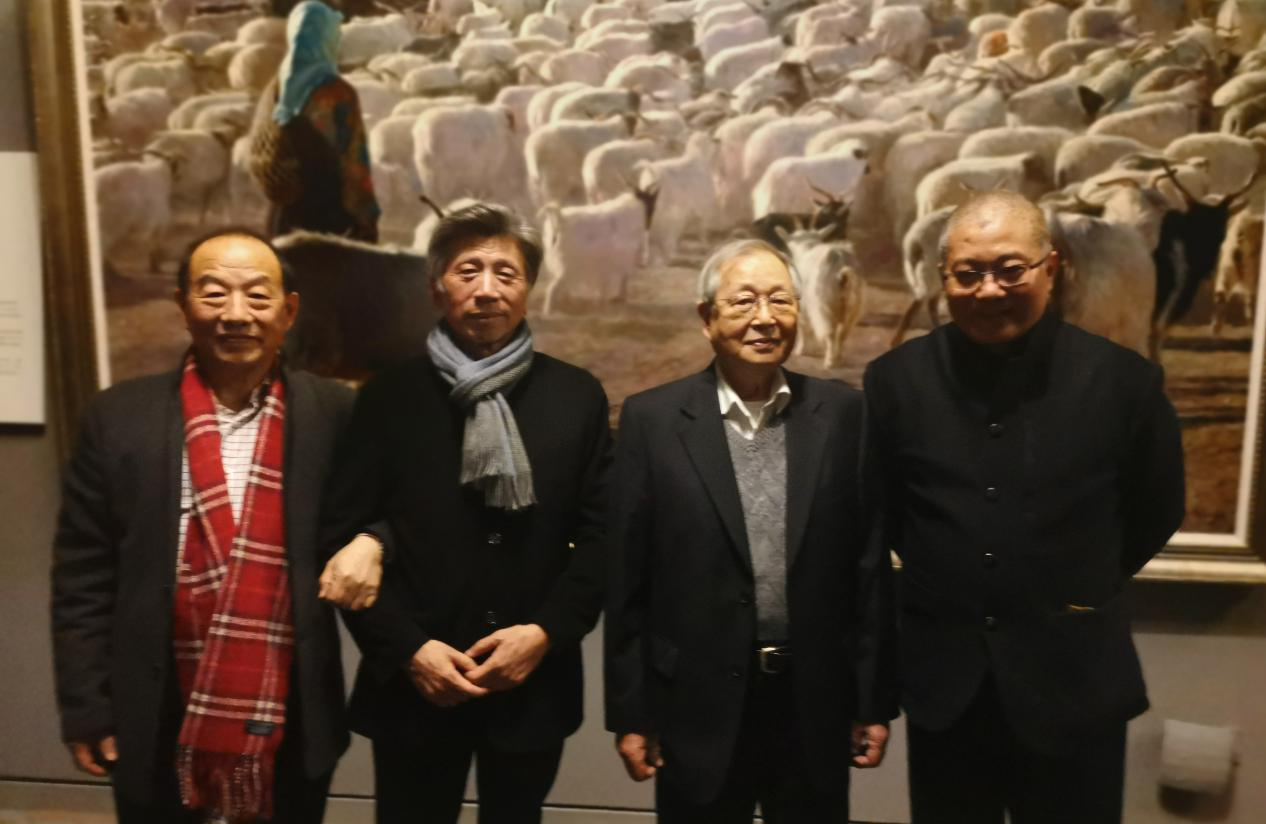 （韓玉臣與中國美術家協(xié)會主席、中央美術學院院長范迪安，張文新老師，中國美協(xié)副主席、中國美院院長許江在參展作品前合影）